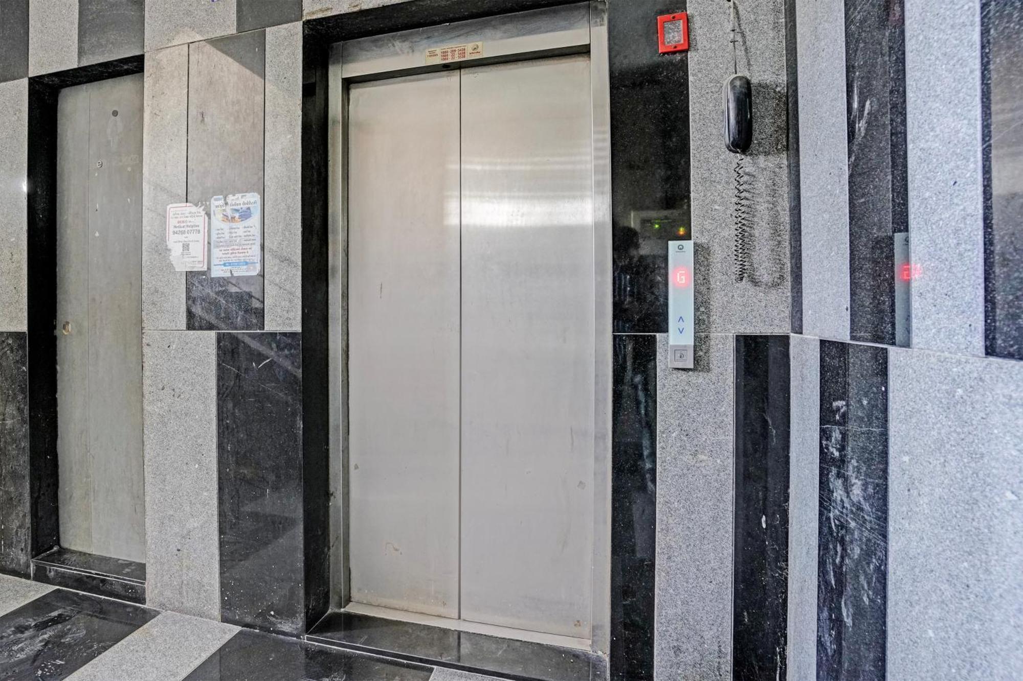 Hotel O Star Galaxy Surat Zewnętrze zdjęcie